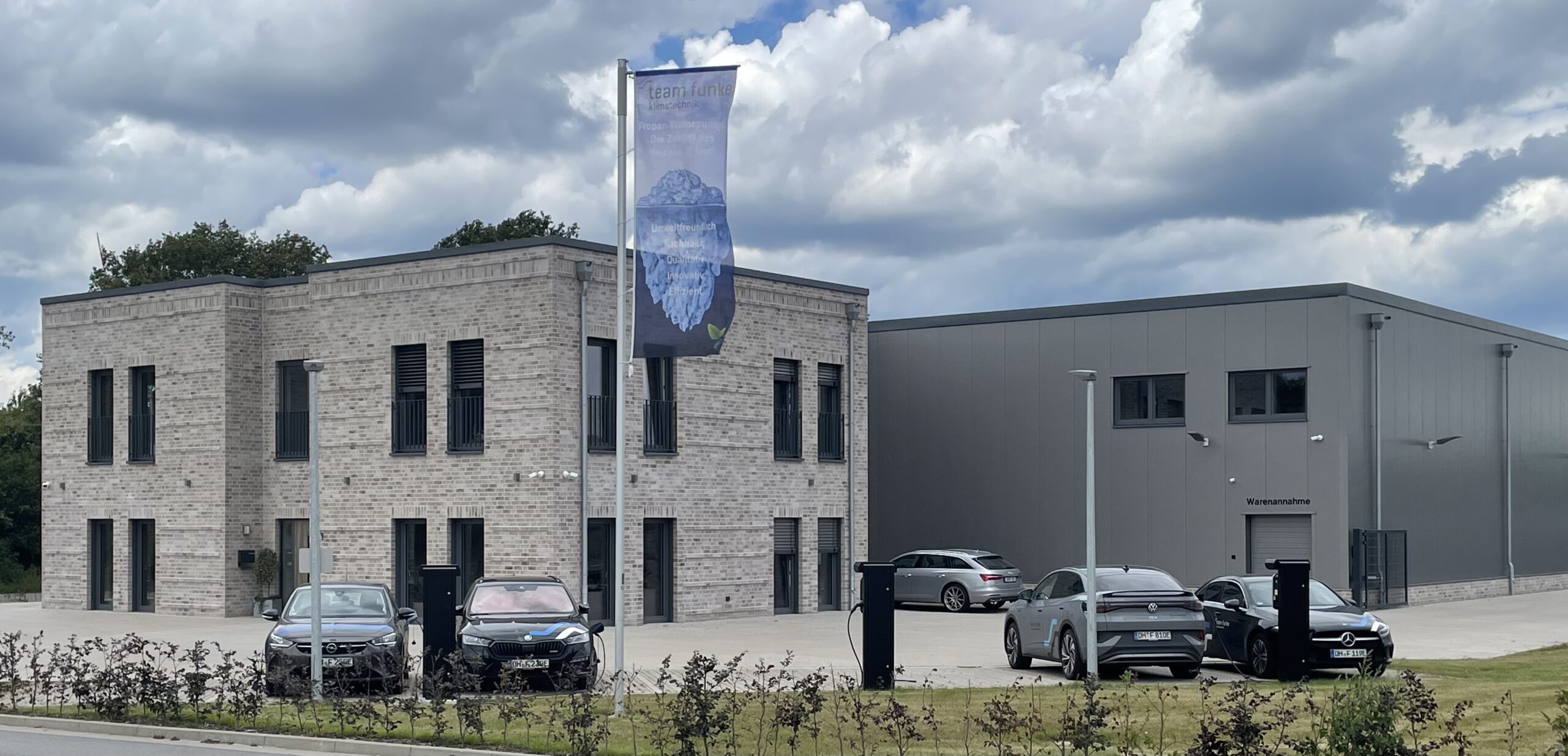Außenanlage für Kälte- und Klimatechnik an einer Lagerhalle