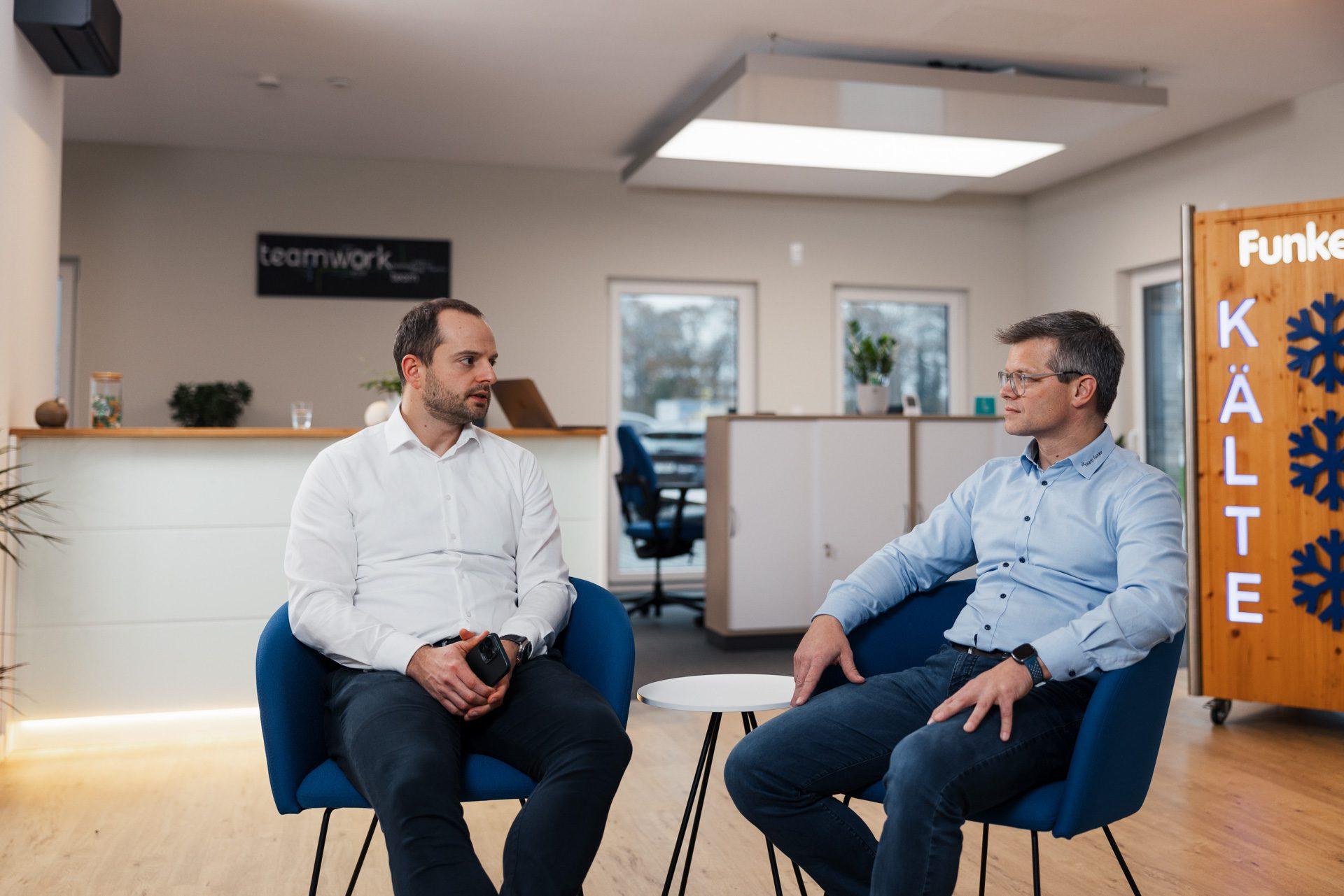 Torsten Lehmkuhl von Funke Klimatechnik und Alexander Buff von interpanel im Gespräch im Funke-Showroom