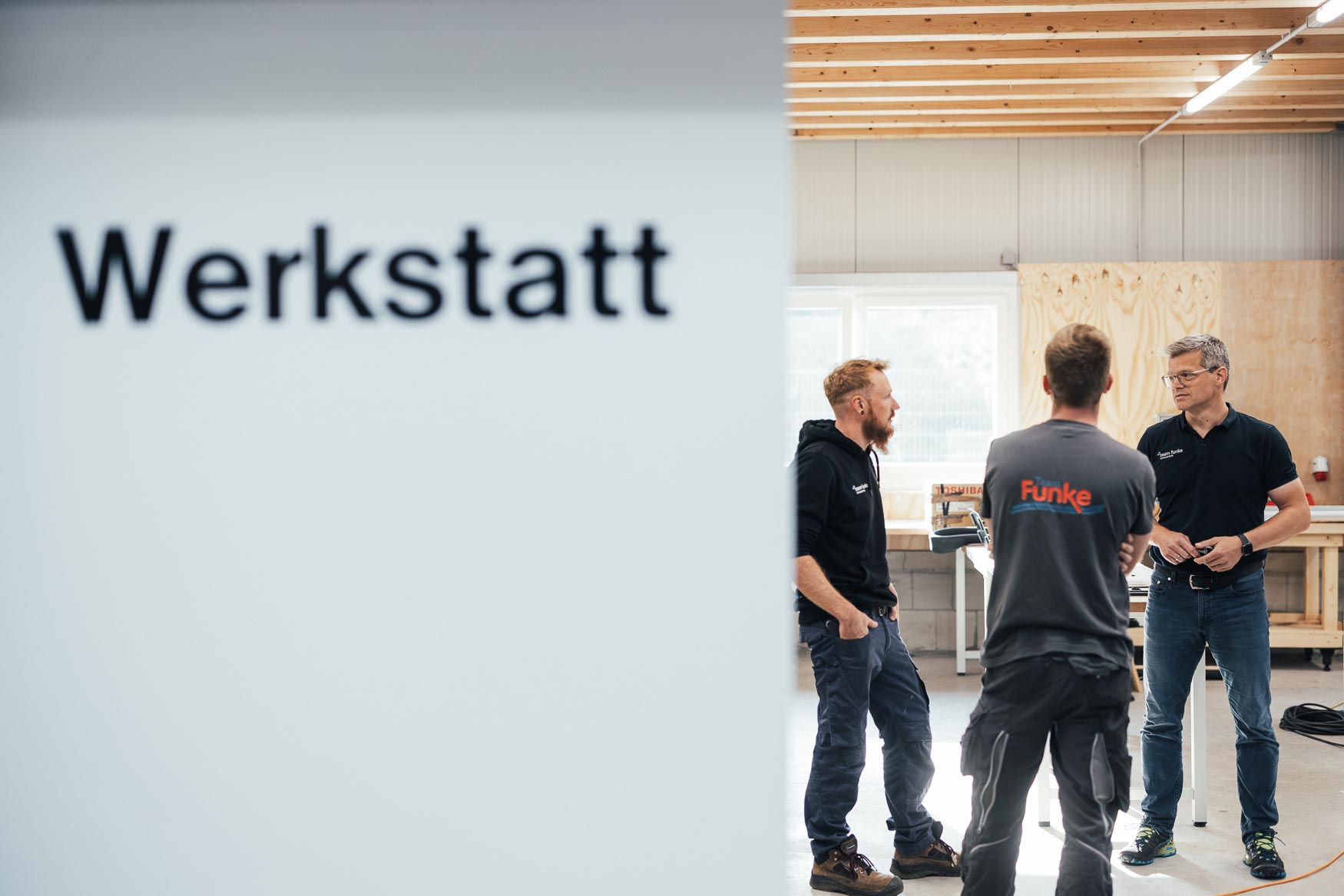 Team von Funke Klimatechnik im Gespräch vor der Werkstatt im Neubau in Wildeshausen