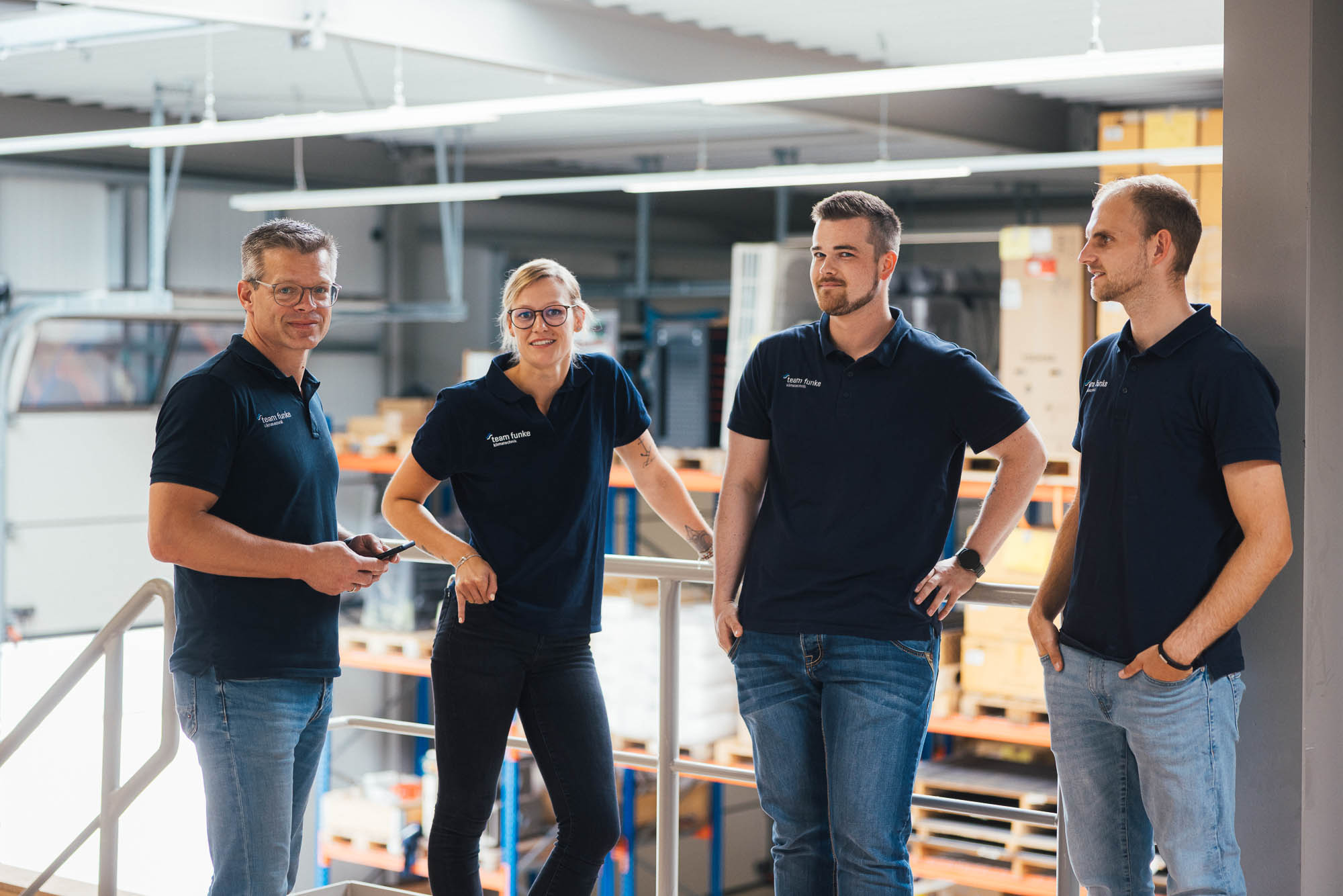 Vier Kollegen von Funke Klimatechnik in der Werkstatt