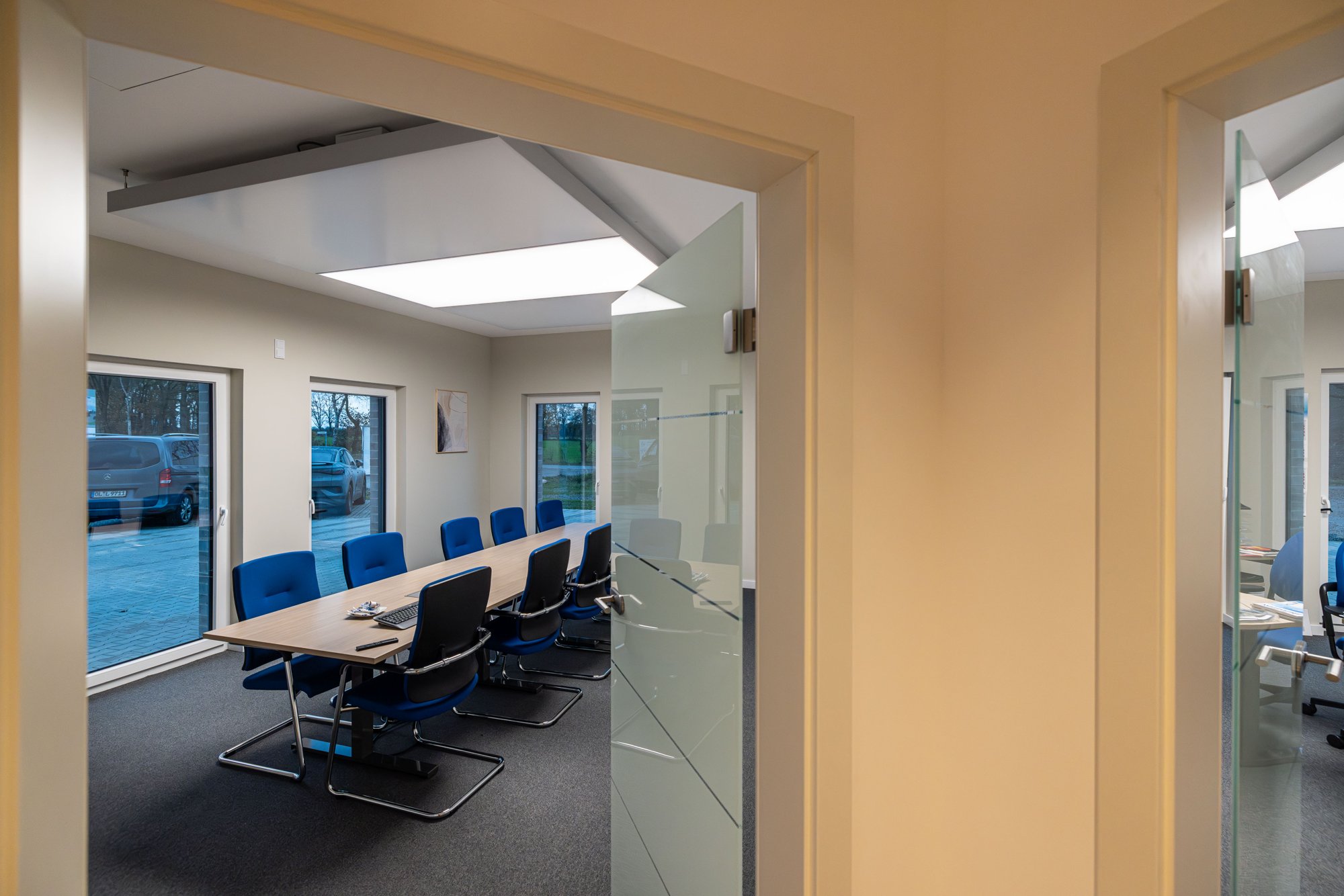 Besprechungsraum im Neubau Wildeshausen mit interpanel-Deckensegel