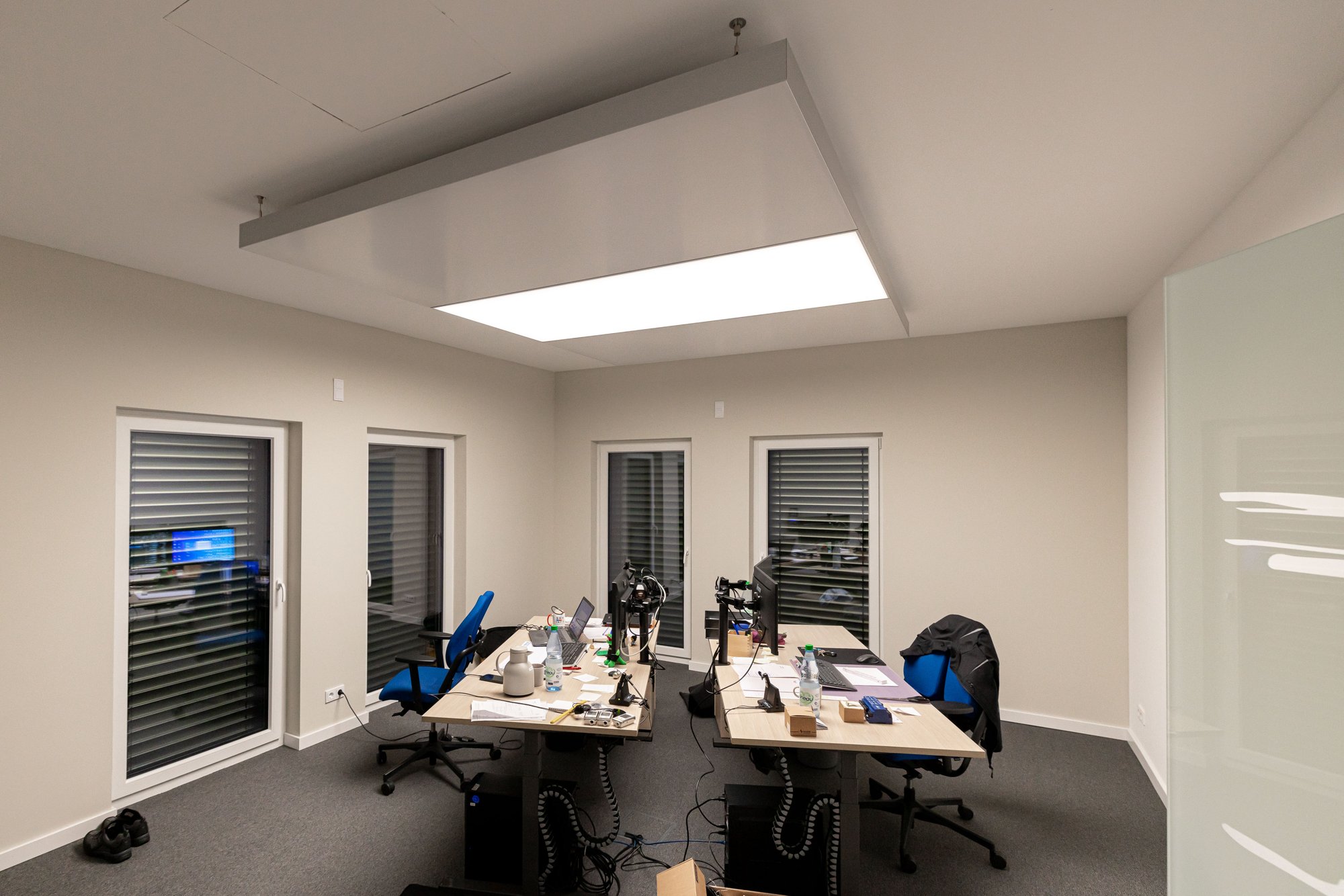 Büro-Arbeitsplätze im Neubau der Funke Klimatechnik GmbH mit interpanel-Deckensegel