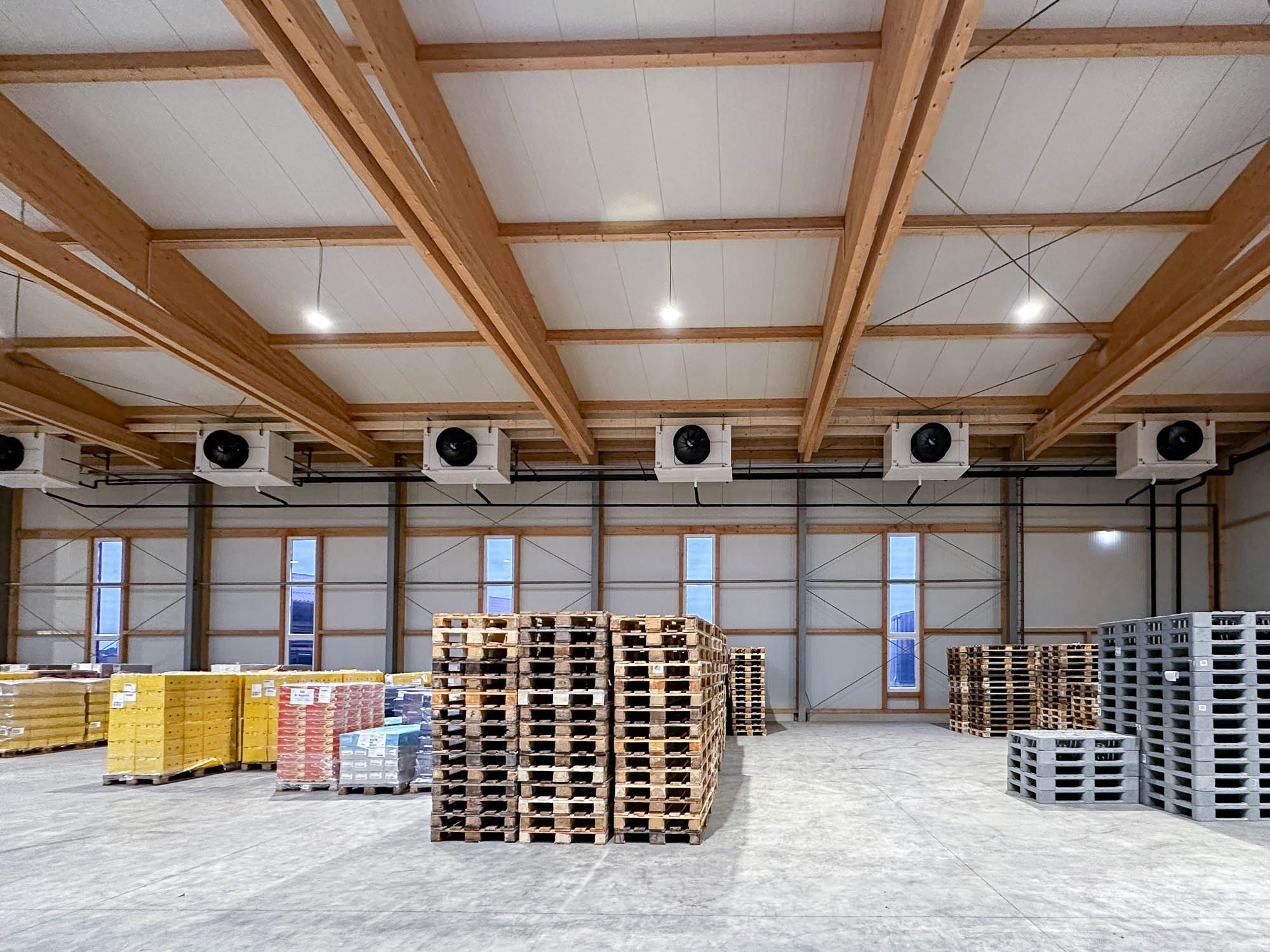Lagerhalle in Holzbauweise mit Luftkühlern unter der Decke