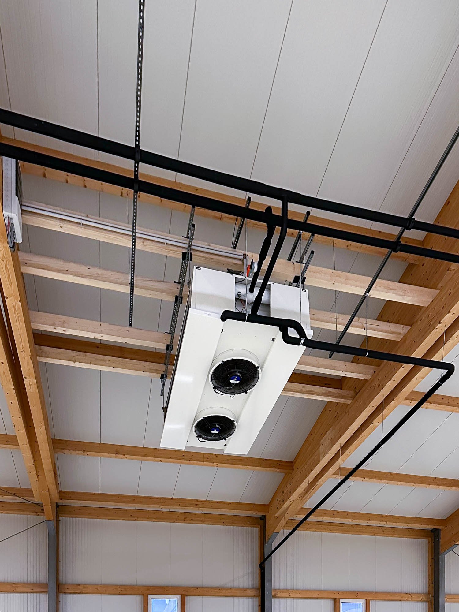 Luftkühler unter der Holzdecke der Lagerhalle